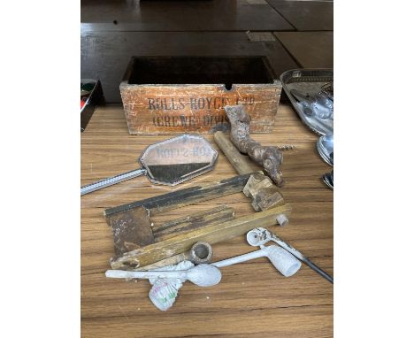 A VINTAGE ROLLS ROYCE LTD (CREWE DIVISION) BOX PLUS A QUANTITY OF CLAY PIPES, ETC 