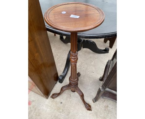A GEORGE III STYLE JARDINIER STAND, 10.5" DIAMETER, ON TURNED AND WRITHEN COLUMN WITH BALL AND CLAW FEET 