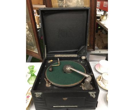 A VINTAGE CLIFTOPHONE PORTABLE GRAMOPHONE RECORD PLAYER 