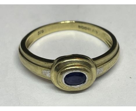 A 9 CARAT GOLD RING WITH A SOLITAIRE SAPPHIRE STONE SIZE K 