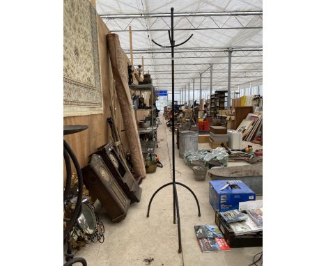 A TALL DECORATIVE WROUGHT IRON COAT STAND (H:206CM) 