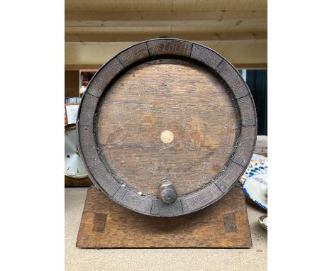 A VINTAGE OAK BANDED ALCOHOL BARREL ON STAND HEIGHT APPROX 34CM X LENGTH APPROX 35CM 