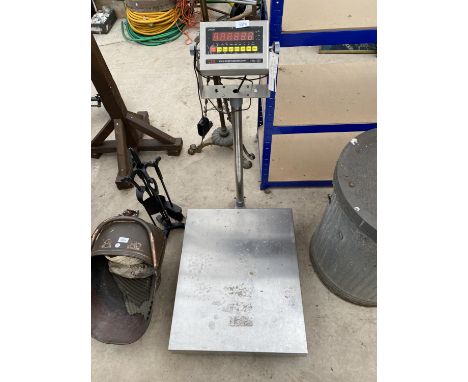 A SET OF LARGE BUTCHERS DIGITAL SCALES WITH A CHARGER, BELIEVED IN WORKING ORDER BUT NO WARRANTY 