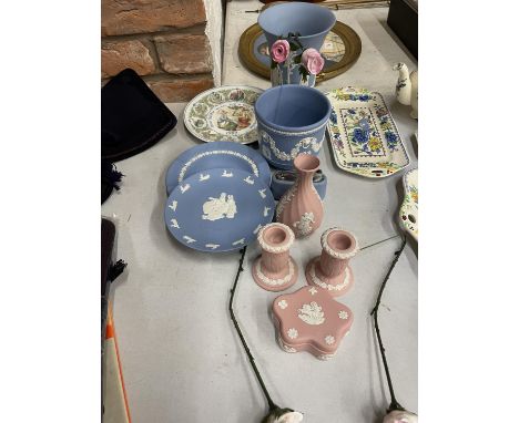 A QUANTITY OF BLUE AND PINK WEDGWOOD JASPERWARE TO INCLUDE CANDLESTICKS, PLANTER, VASE, PLATES, ETC 