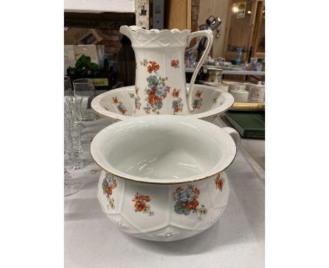 A LARGE BURLEIGH WARE ENGLAND JUG AND WASH BASIN TOGETHER WITH A CHAMBER POT - WHITE WITH A GOLD TRIM AND FLORAL PATTERN - JU