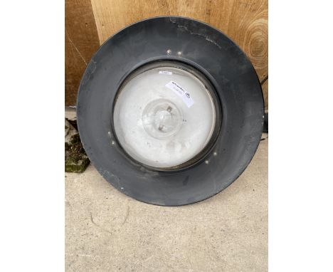 A LARGE VINTAGE STYLE COURTYARD LIGHT 