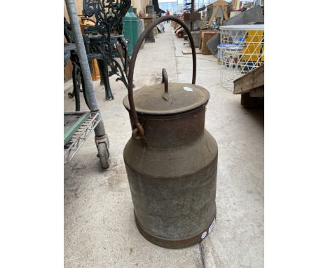 A SMALL VINTAGE CAST IRON MILK CHURN WITH LID (H:40CM) 