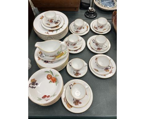 A QUANTITY OF ROYAL WORCESTER 'EVESHAM' DINNER WARE TO INCLUDE CUPS, SAUCERS, PLATES, BOWLS, SAUCE BOAT, ETC 