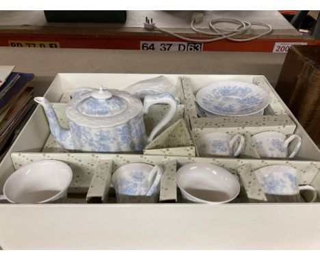 A BOXED LORD NELSON WARE TEA SET TO INCLUDE CUPS, SAUCERS, PLATES, TEAPOT, CREAM JUG AND SUGAR BOWL 