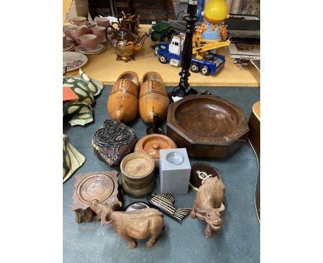 A QUANTITY OF TREEN ITEMS TO INCLUDE A PRINTING BLOCK, CLOGS, CARVED BUFFALOES, TABLE LAMP, BOWLS, ETC 