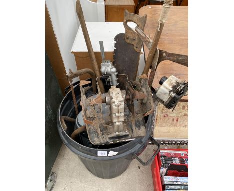 AN ASSORTMENT OF GARDEN TOOLS TO INCLUDE A CHAINSAW AND HEDGE CUTTER ATTACHMENT AND SHEARS ETC 