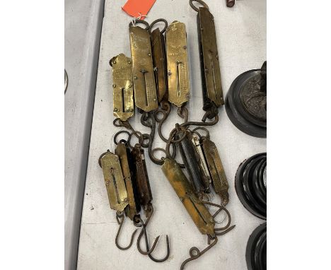 A QUANTITY OF BRASS SPRING AND POCKET BALANCE SCALES TO INCLUDE SALTER, HUGHES, ETC 