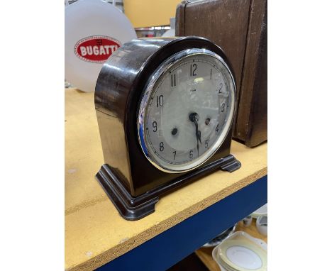 A VINTAGE ENFIELD BAKELITE MANTLE CLOCK HEIGHT 20CM 