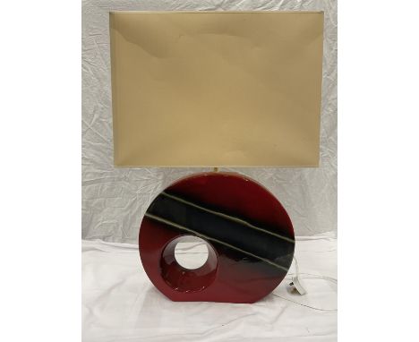 A VERY LARGE ART SCULPTURE ROUND RED LAMP WITH SHADE HEIGHT 40CM, WIDTH 47CM 