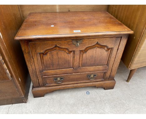 AN ANTIQUE STYLE OAK TV STAND IN THE FORM OF A COFFER BACH, 26" WIDE 