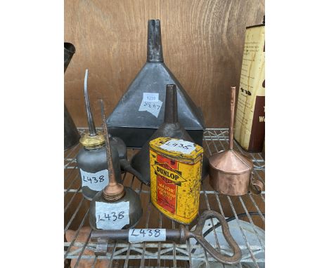 AN ASSORTMENT OF VINTAGE ITEMS TO INCLUDE FUNNELS, A PUMP ACTION OIL CAN AND A LARGE KEY ETC 