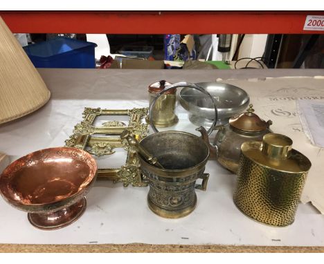 A QUANTITY OF BRASS TO INCLUDE A VERY HEAVY PESTLE AND MORTAR WITH EMBOSSED DECORATION, A COPPER HAND BEATEN BOWL WITH ARTS A