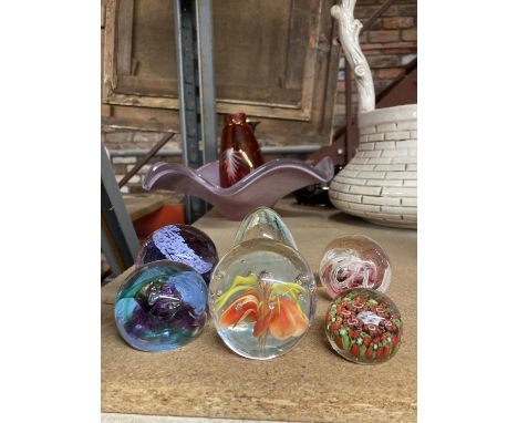 A QUANTITY OF GLASS PAPERWEIGHTS TO INCLUDE CAITHNESS AND MILLEFORI STYLE 