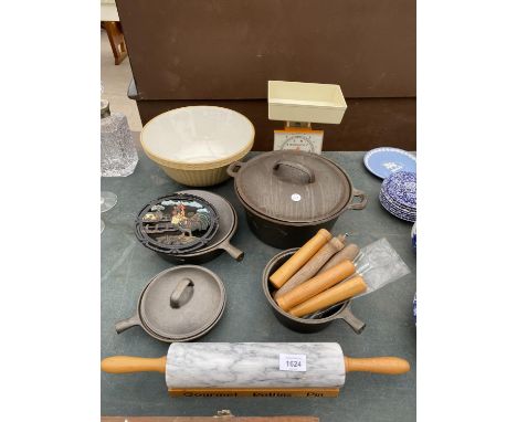 AN ASSORTMENT OF KITCHEN ITEMS TO INCLUDE CAST IRON COOKING PANS, A ROLLING PIN AND A MIXING BOWL ETC 