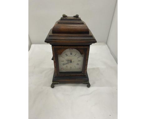 A VINTAGE STYLE MANTLE CLOCK WITH BATTERY MOVEMENT 