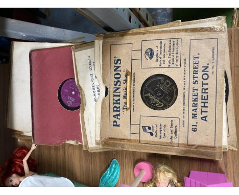 A COLLECTION OF VINTAGE 78RPM VINYL RECORDS TO INCLUDE LONNIE DONEGAN AND HIS SKIFFLE GROUP, BING CROSBY, ERIC DELANEY BAND, 