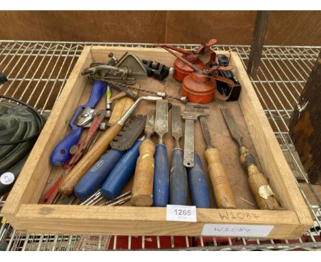 AN ASSORTMENT OF VINTAGE TOOLS TO INCLUDE VICES, PLANES AND CHISELS ETC 
