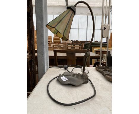 AN ART DECO STYLE TABLE LAMP WITH COLOURED GLASS SHADE 