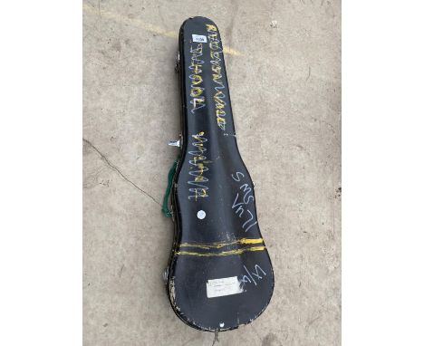 A VINTAGE VIOLIN WITH CARRY CASE 