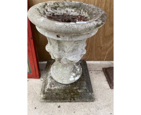 A RECONSTITUTED STONE URN PLANTER WITH PLINTH BASE (H:65CM) 