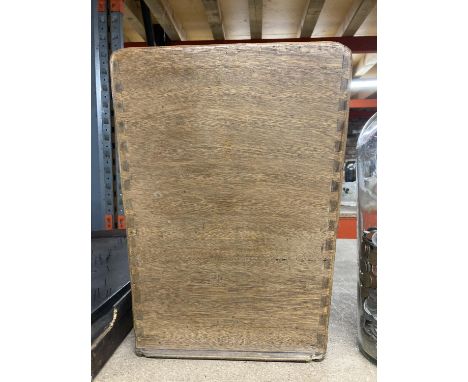 A VINTAGE SOLID OAK WASTE BIN WITH HANDLES AND DOVETAILED JOINTS HEIGHT 40CM, WIDTH 30CM 