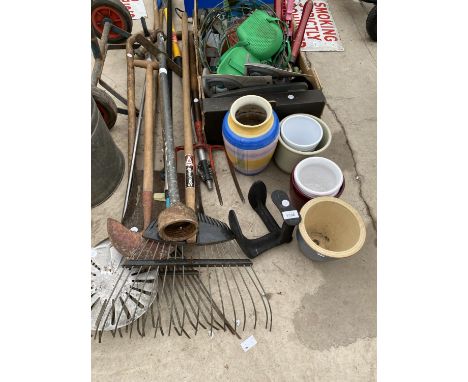 A LARGE ASSORTMENT OF GARDEN TOOLS TO INCLUDE A COBBLERS LAST, FORK AND SHEARS ETC 