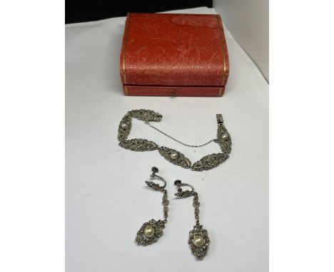 A VINTAGE BOXED SET OF MARKED 935 SILVER WITH PEARL /DIAMANTE BRACELET AND EARRINGS 