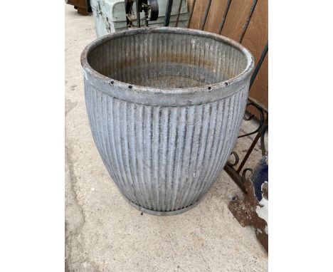 A VINTAGE GALVANISED DOLLY TUB 