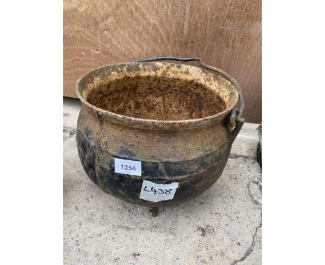 A VINTAGE CAST IRON CAULDRON COOKING POT 