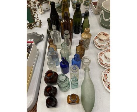 A COLLECTION OF VINTAGE GLASS BOTTLES AND JARS TO INCLUDE COLOURED EXAMPLES 