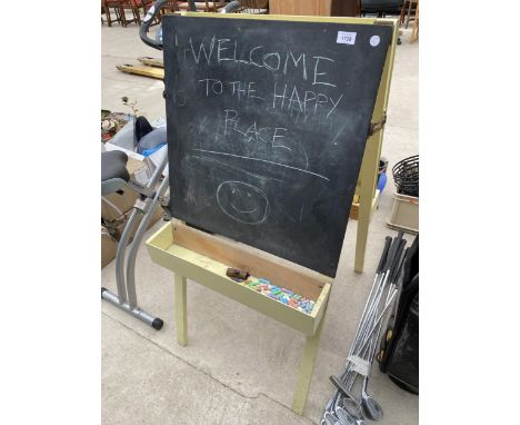 A VINTAGE A FRAME WITH A BLACKBOARD ONE SIDE AND A PAINTING SURFACE WITH SIX PAINT POT HOLDERS 