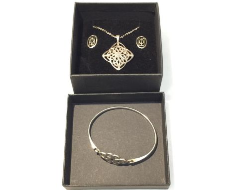 A MARKED SILVER MACINTOSCH NECKLACE, EARRINGS AND BANGLE SET IN A BOX 