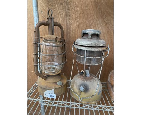 A VINTAGE PARAFIN TILLY LAMP AND A FURTHER SANDSTAR OIL LAMP 