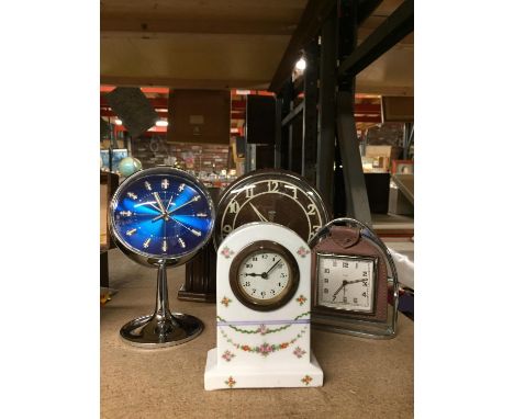 A COLLECTION OF MANTLE CLOCKS TO INCLUDE A  METAMAC MAHOGANY CASED MANTLE CLOCK, A RETRO CHROME, A CLOCK IN A STIRRUP, AND A 