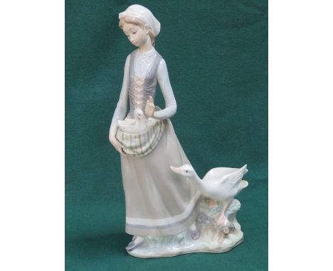 LLADRO GLAZED CERAMIC FIGURE OF A LADY WITH GEESE. APPROX 32cm HIGH