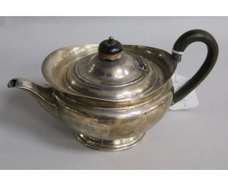 An Edwardian silver teapot of squat circular form, Sheffield 1904, makers: Atken Bros.