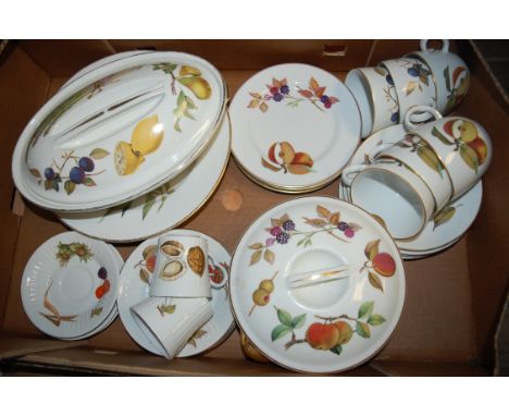 A quantity of Royal Worcester oven to table wares in the Evesham pattern and sundry other Worcester china wares