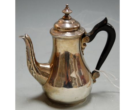 A Georgian style silver coffee pot, having finial topped hinge dome cover and engraved inscription for 'The Union Club', gros