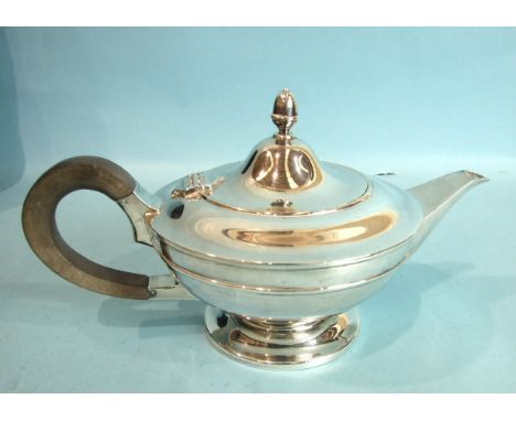 A plain circular teapot of compressed form, the hinged lid with acorn finial, by Goldsmiths, Silversmiths, Ltd, Sheffield 191