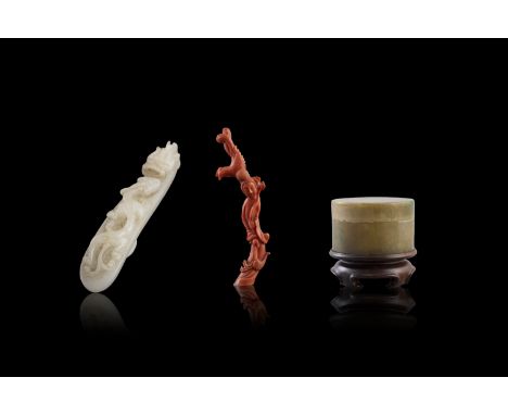 A GROUP OF THREE SCHOLAR'S OBJECTS  晚清-20世紀 翡翠盒、螭龍青玉帶扣及珊瑚仕女一組三件  China, late Qing dynasty - 20th century  including a jadeite