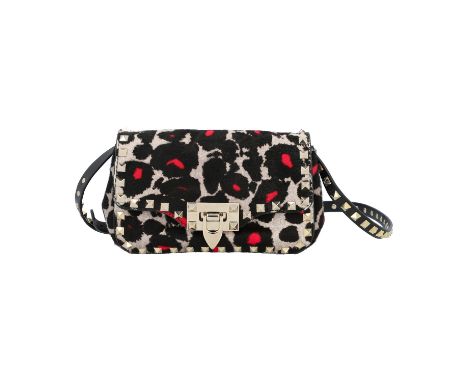   VALENTINO Umhängetasche "ROCKSTUD", NP. ca.: 990,-€.  Leomuster mit pinken Details und klassischen Rockstud Nietenbesatz in