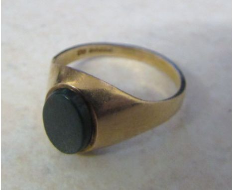 9ct gold ring with possible green bloodstone size R weight 2.3g