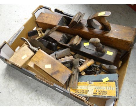 Box of good vintage carpentry tools including wooden planes, mallet etc