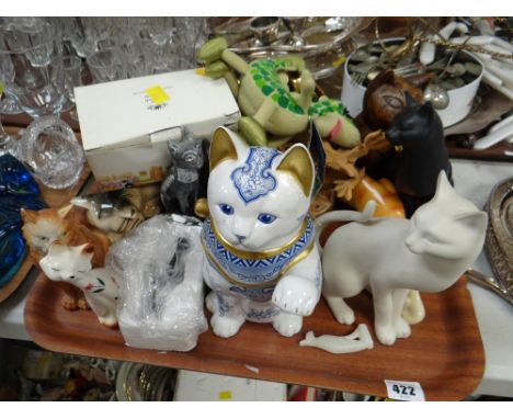 Tray of various ceramic & wooden cats