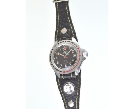 Kommandirskie Herrenarmbanduhr. Stahlgehäuse, drehbare Lunette, schwarzes Ziffernblatt, Zentralsekunde, Tagesdatum, verschrau